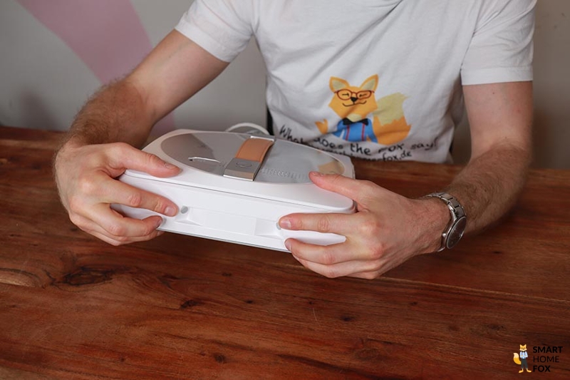 Der Ecovacs WINBOT W1 PRO wird in den Händen gehalten